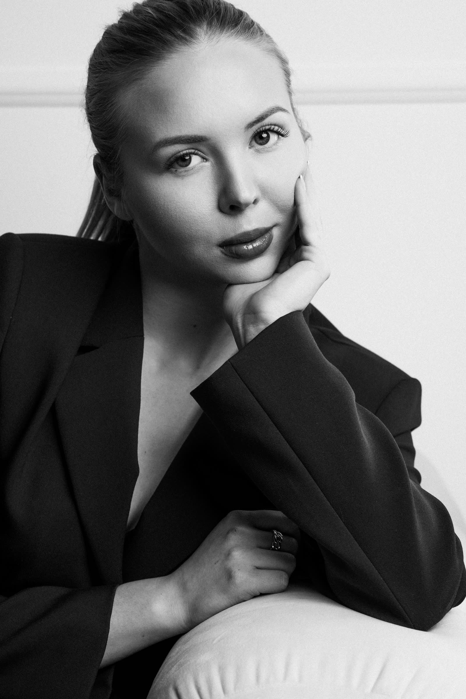 Fashion session — portrait of a woman in a denim jacket with red lipstick, photographer Kraków